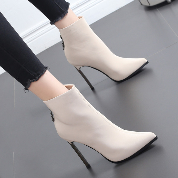 Stílusos női csizma hegyes modell magassarkúval