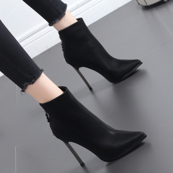 Stílusos női csizma hegyes modell magassarkúval