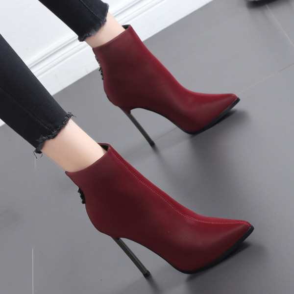 Stílusos női csizma hegyes modell magassarkúval