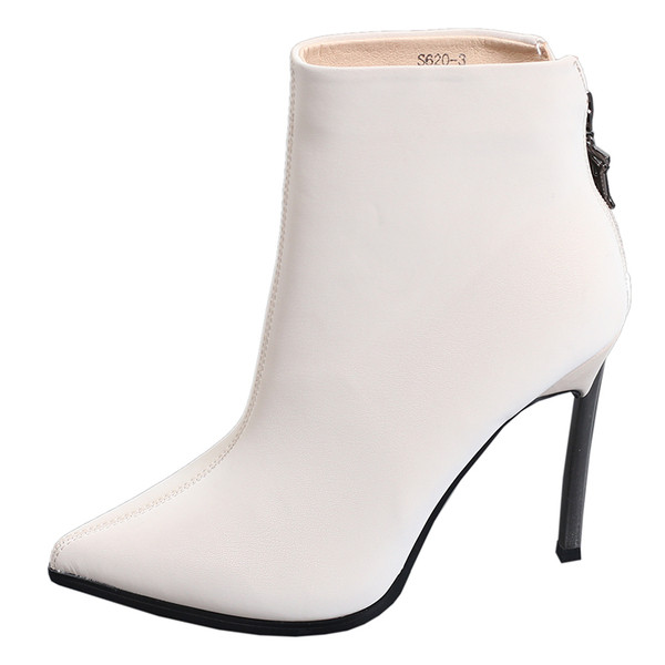 Stílusos női csizma hegyes modell magassarkúval