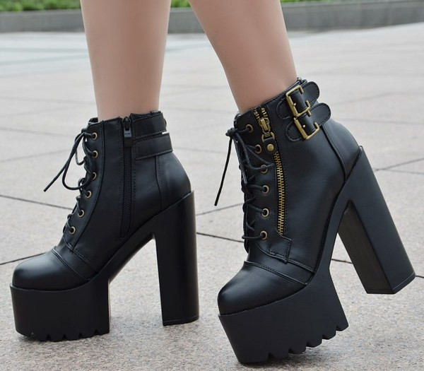 Modern női csizma csatokkal és cipzárral - több modell