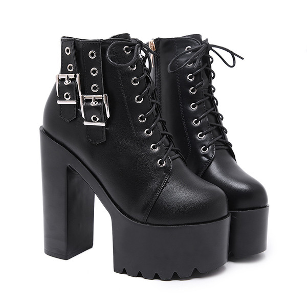 Modern női csizma csatokkal és cipzárral - több modell