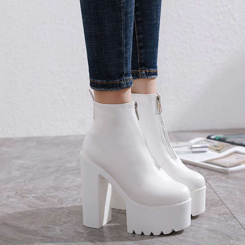 Modern női csizma csatokkal és cipzárral - több modell