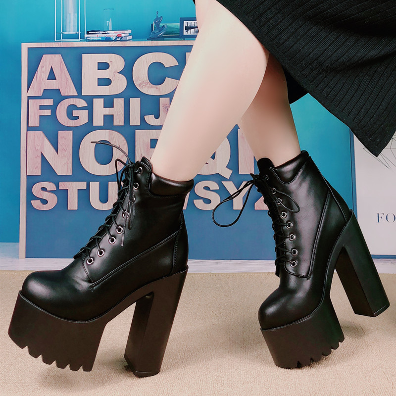 Modern női csizma csatokkal és cipzárral - több modell