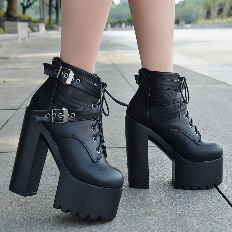 Modern női csizma csatokkal és cipzárral - több modell