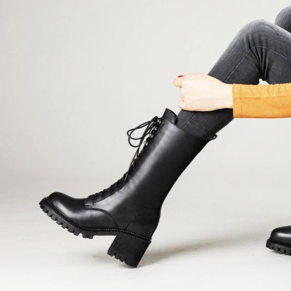 Kareda tallaga naiste saabaste uus mudel - kunstnahk musta värvi