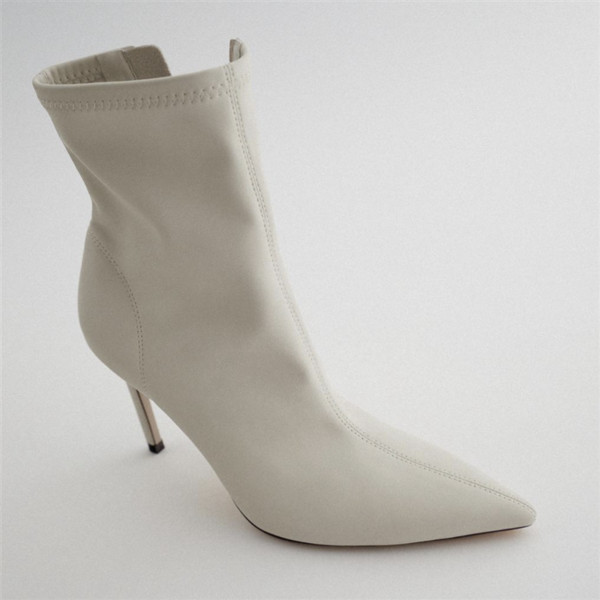 Κομψές γυναικείες μπότες με λεπτό τακούνι