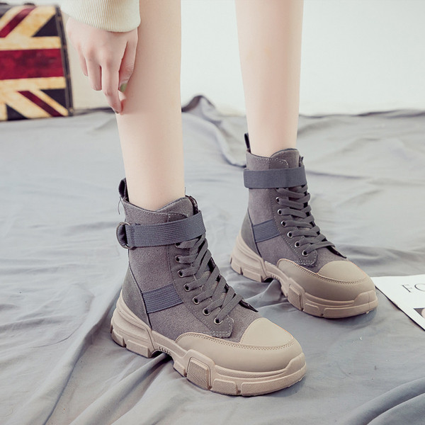 Fűzős, lapos talpú női textilcsizma