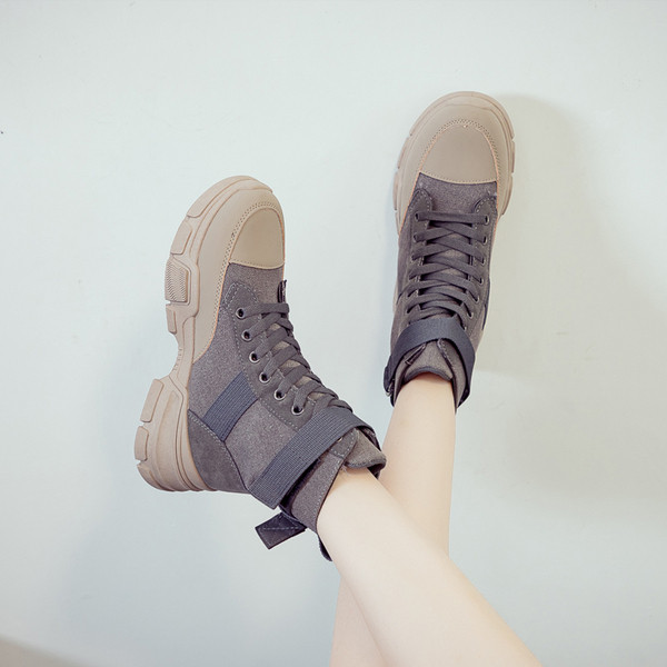 Fűzős, lapos talpú női textilcsizma