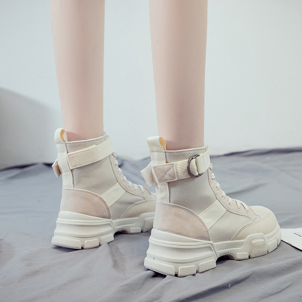 Fűzős, lapos talpú női textilcsizma