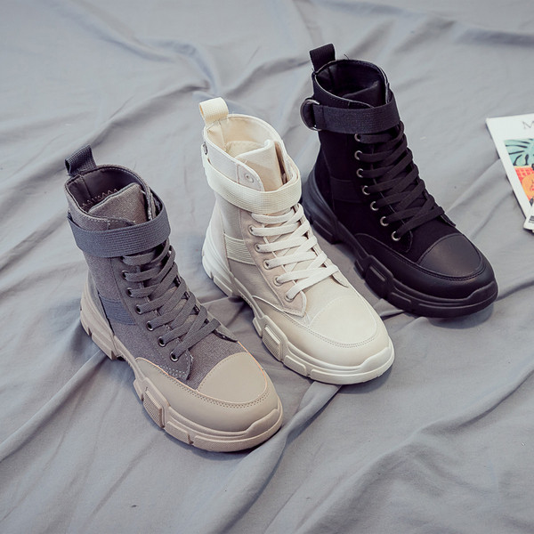 Fűzős, lapos talpú női textilcsizma