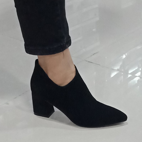 Κομψές γυναικείες μπότες με χοντρό ψηλό τακούνι από οικολογικό σουέτ