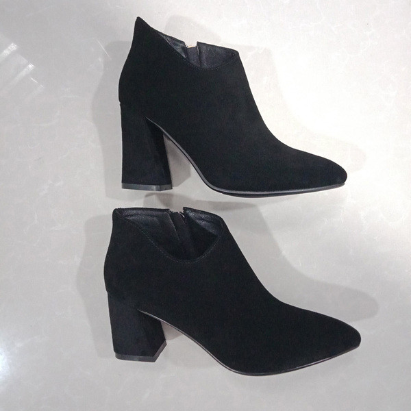 Κομψές γυναικείες μπότες με χοντρό ψηλό τακούνι από οικολογικό σουέτ