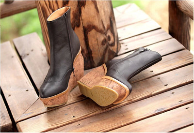 Μοντέρνες γυναικείες μπότες μυτερό μοντέλο με κέντημα