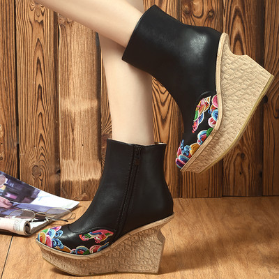 Μοντέρνες γυναικείες μπότες μυτερό μοντέλο με κέντημα