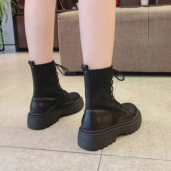 Fekete női zoknis csizma durva 4 cm-es talppal