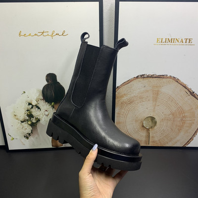 De egy modell női csizma műbőrből fekete színben