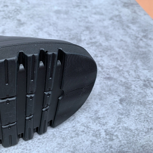 De egy modell női csizma műbőrből fekete színben