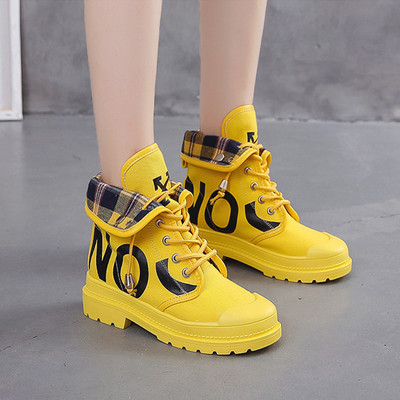 Kareda tallaga kõrge mudeliga tekstiilist tossud