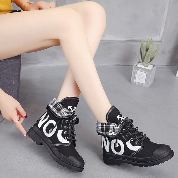 Kareda tallaga kõrge mudeliga tekstiilist tossud