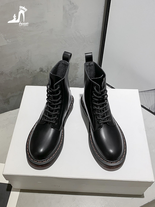 Modern bőrcsizma fűzős és cipzáras sima modell