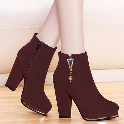 Modern női csizma vastag sarokkal és kövekkel