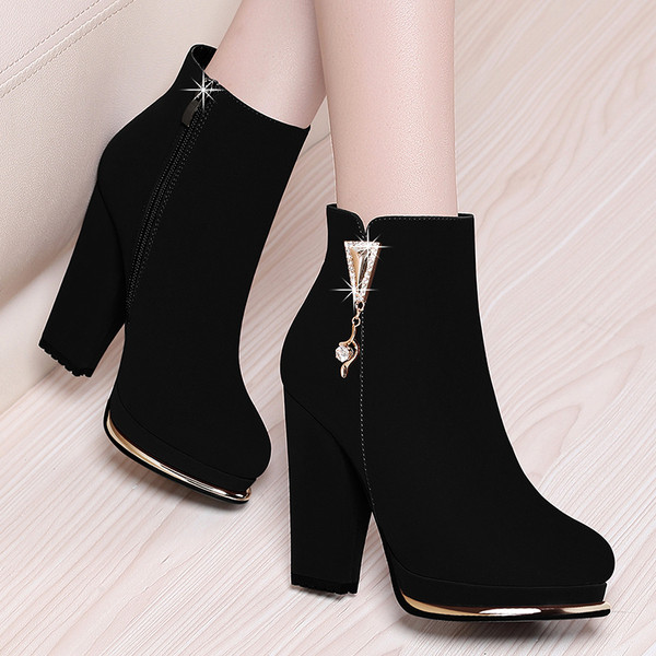 Modern női csizma vastag sarokkal és kövekkel