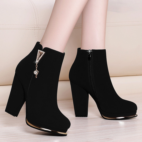 Modern női csizma vastag sarokkal és kövekkel