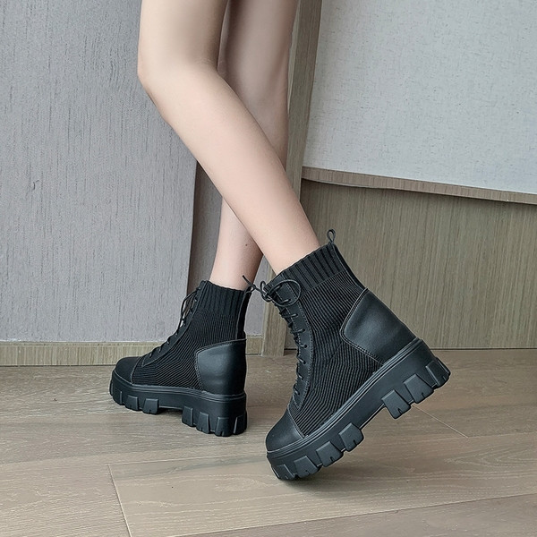 Ženske kožne čizme crne boje sa unutarnjom platformom