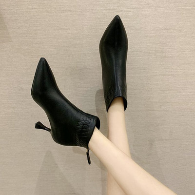 Moodsad naiste teravatipulised õhukeste kontsadega saapad - kaks mudelit