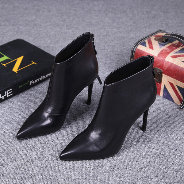 Stílusos női csizma hegyes modell cipzárral