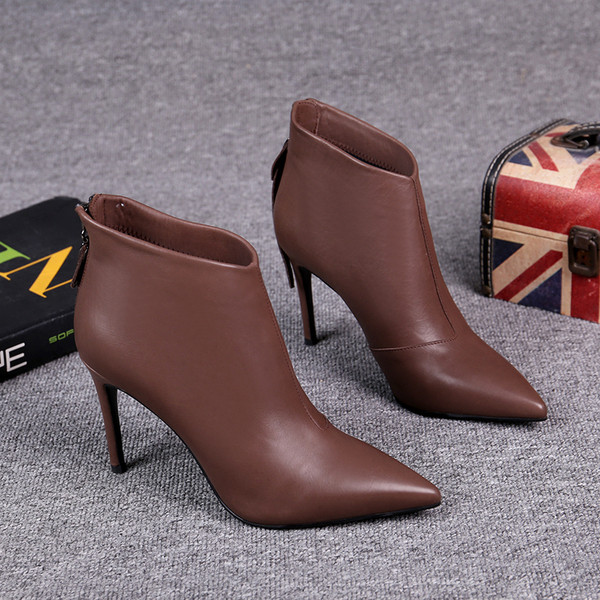 Stílusos női csizma hegyes modell cipzárral