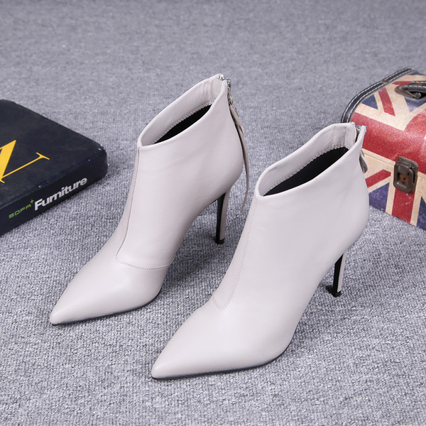 Stílusos női csizma hegyes modell cipzárral