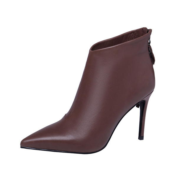 Stílusos női csizma hegyes modell cipzárral