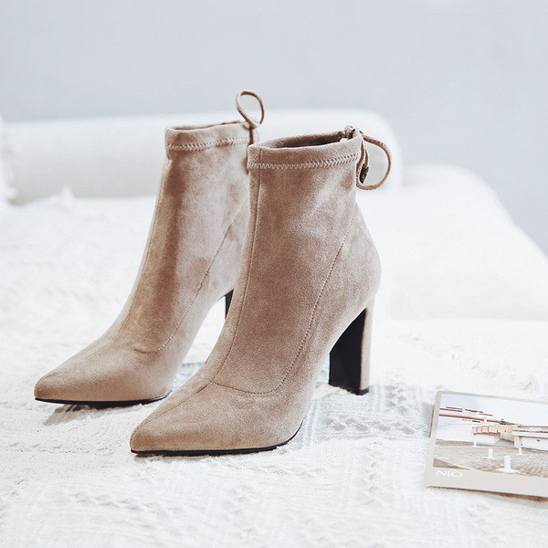 Uus kõrgete kontsadega naiste saapade mudel - kaks mudelit