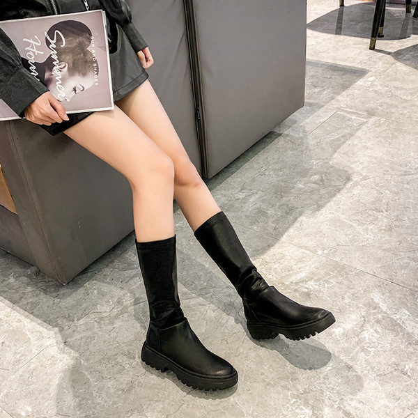 Női csizma új modellje fekete színben - meleg béléssel vagy anélkül