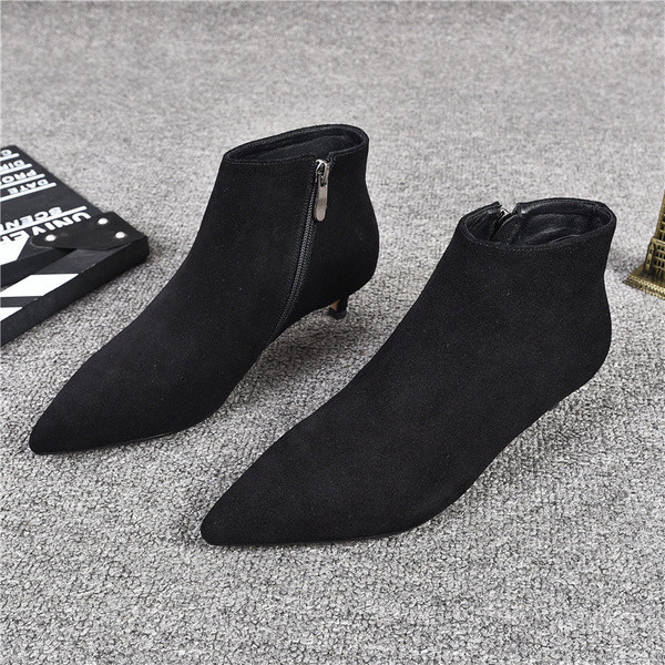 Moodsad madala õhukese kontsaga naiste seemisnahast saapad