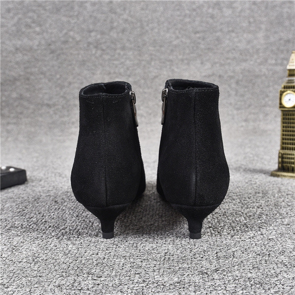 Moodsad madala õhukese kontsaga naiste seemisnahast saapad