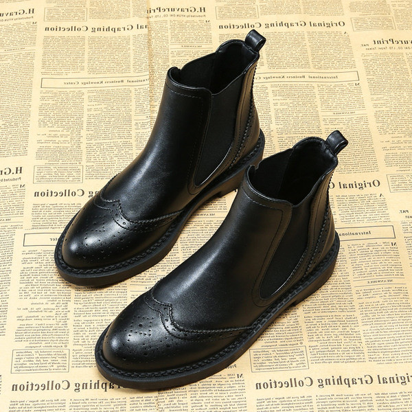 Sieviešu ādas zābaki ar plakanu zoli - divi modeļi