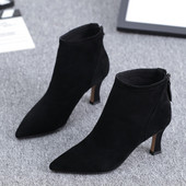 Stílusos női csizma hegyes modell sarokkal és cipzárral