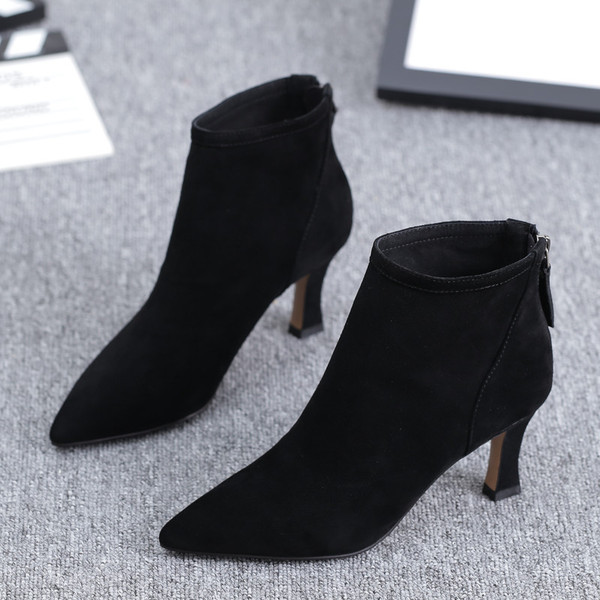 Stílusos női csizma hegyes modell sarokkal és cipzárral