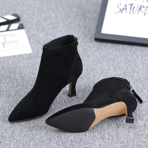 Stílusos női csizma hegyes modell sarokkal és cipzárral