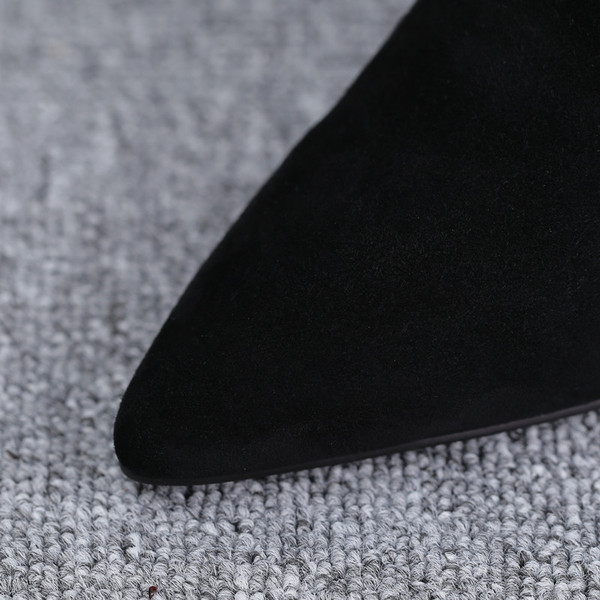 Stílusos női csizma hegyes modell sarokkal és cipzárral