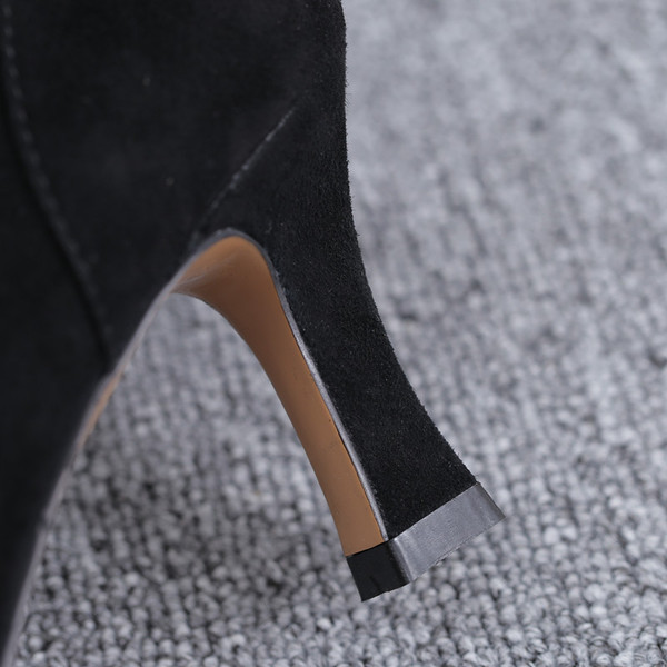 Stílusos női csizma hegyes modell sarokkal és cipzárral