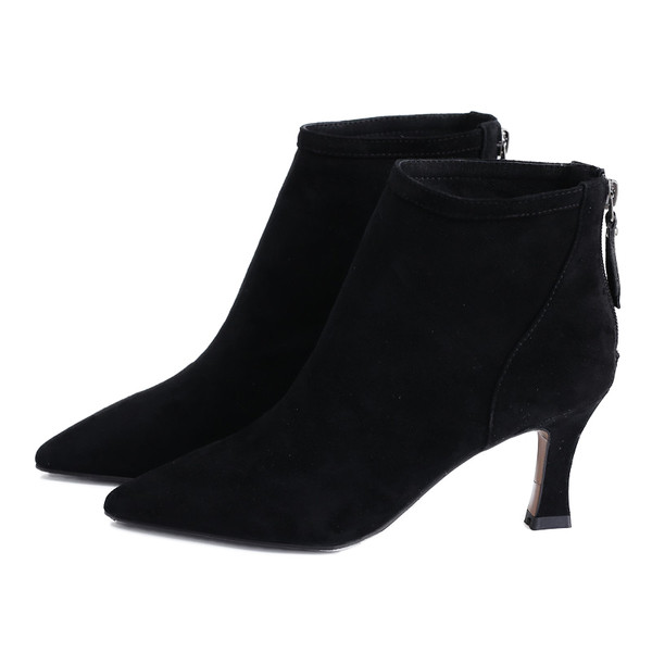 Stílusos női csizma hegyes modell sarokkal és cipzárral