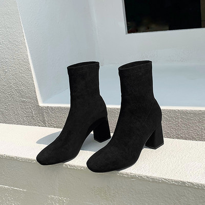 Mūsdienīgi sieviešu zābaki no eko zamšādas ar bieziem papēžiem