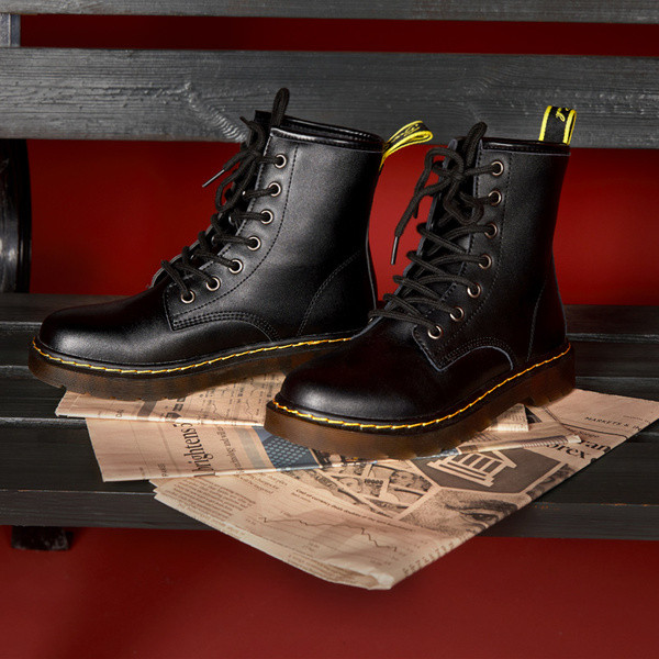 Naiste vabaaja nahast saapad paelte ja lameda tallaga – sooja voodriga või ilma