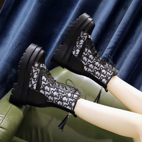 Ženske čizme sa visokim đonom u dva modela