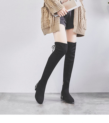 Modern női zoknis csizma fém szegecsekkel