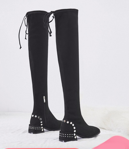 Modern női zoknis csizma fém szegecsekkel